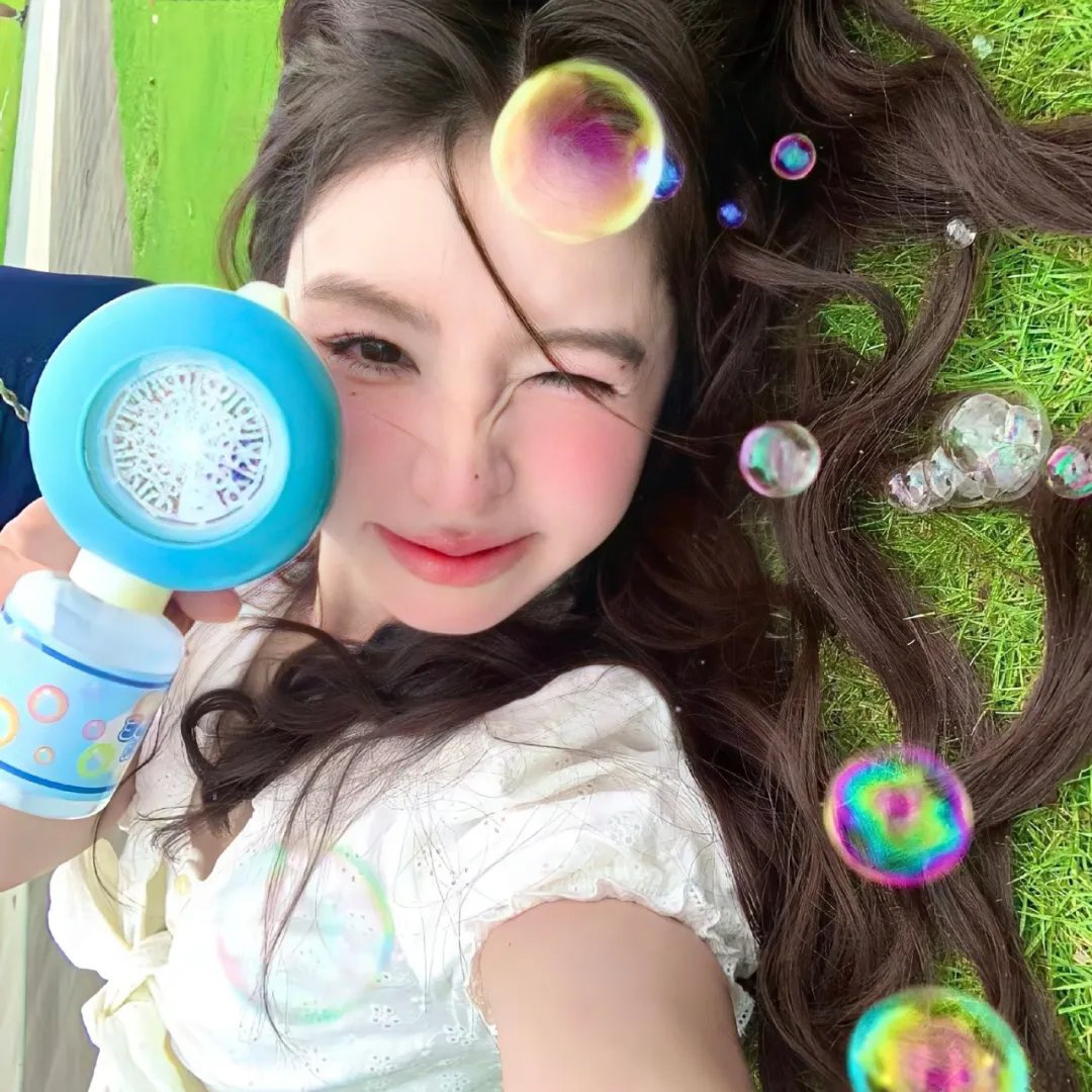 圆月映花都